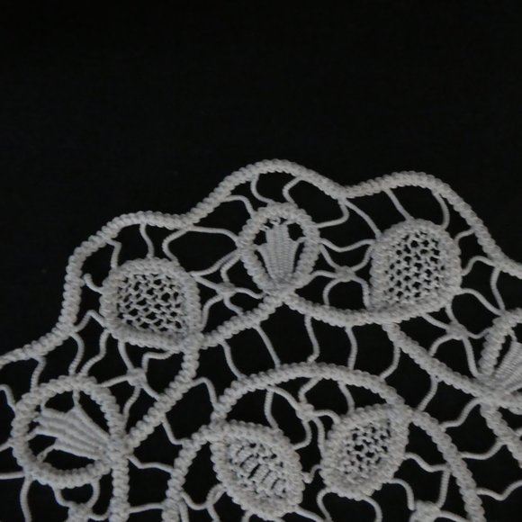 Stunning old fashioned crochet doily - Picture 3 of 6
